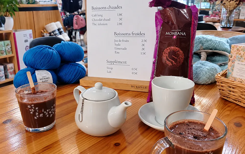 Boutique proposant laines, boissons chaudes et épicerie fine avec menu affiché