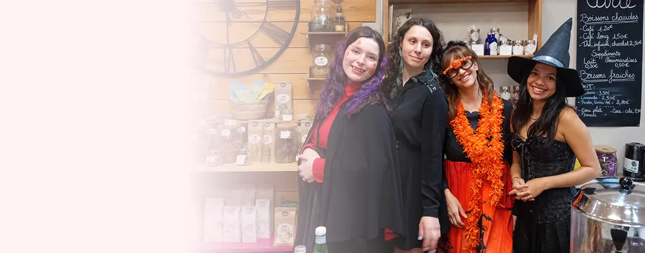 Quatre femmes déguisées pour Halloween dans la boutique Ô Comptoir des Passions