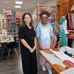 Deux femmes dans boutique artisanale créative avec laine et accessoires colorés