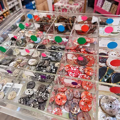 Assortiment de boutons de formes et de couleurs variées.