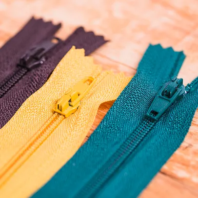 Fermetures éclair colorées pour les projets de couture.