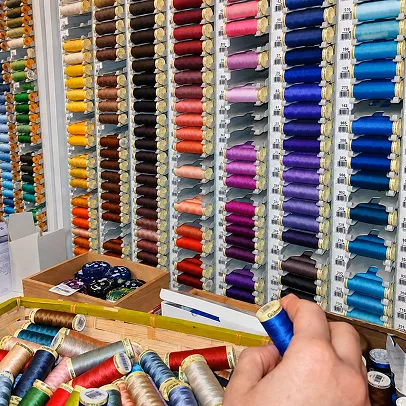 Découpe de tissu sur la table de couture de la mercerie