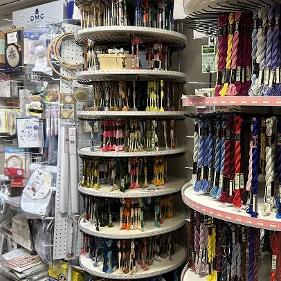 Fils de broderie dans une grande variété de couleurs.