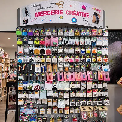 Présentoir de perles et accessoires de mercerie créative.