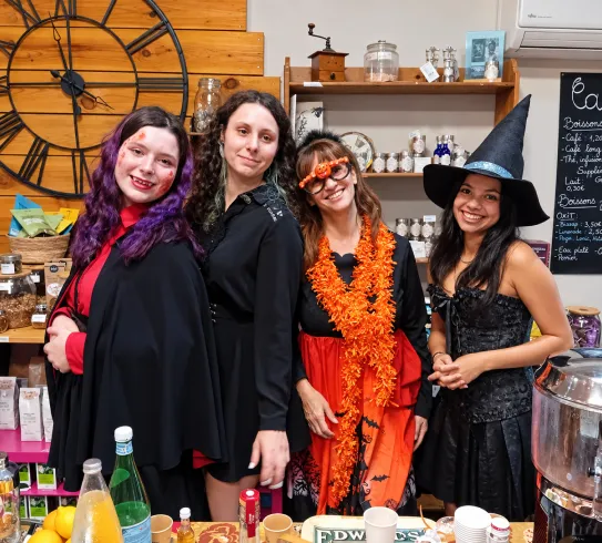 Quatre-personnes-costumes-halloween-boutique-gourmande-ambiance-chaleureuse