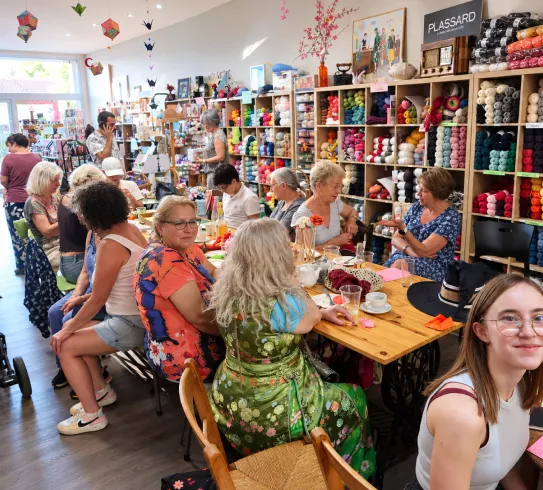 Groupe de femmes discutant autour d'un thé dans une boutique artisanale et gourmande