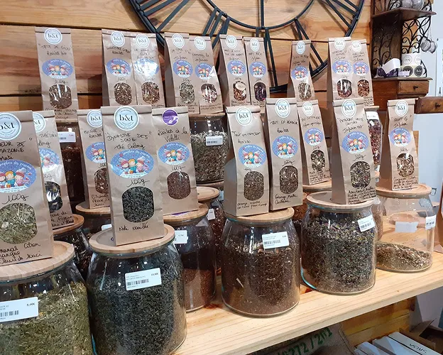 Épicerie fine avec herbes aromatiques et thés en vrac dans des bocaux et sachets.