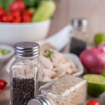 Épices, herbes et ingrédients frais pour cuisine gourmande et artisanale