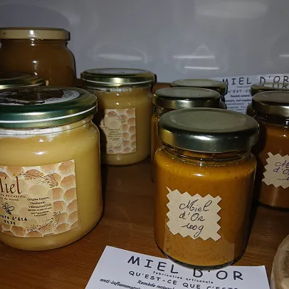 Jars de miel artisanaux miel-d-or en vente dans boutique épicerie fine