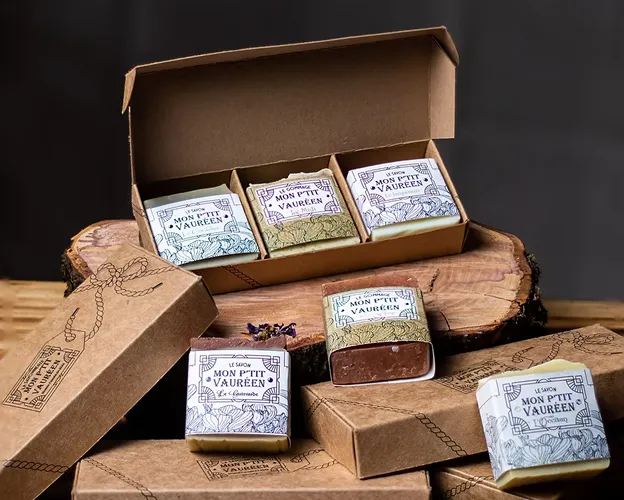 Savon artisanal et épices dans un cadre naturel et élégant pour le bien-être